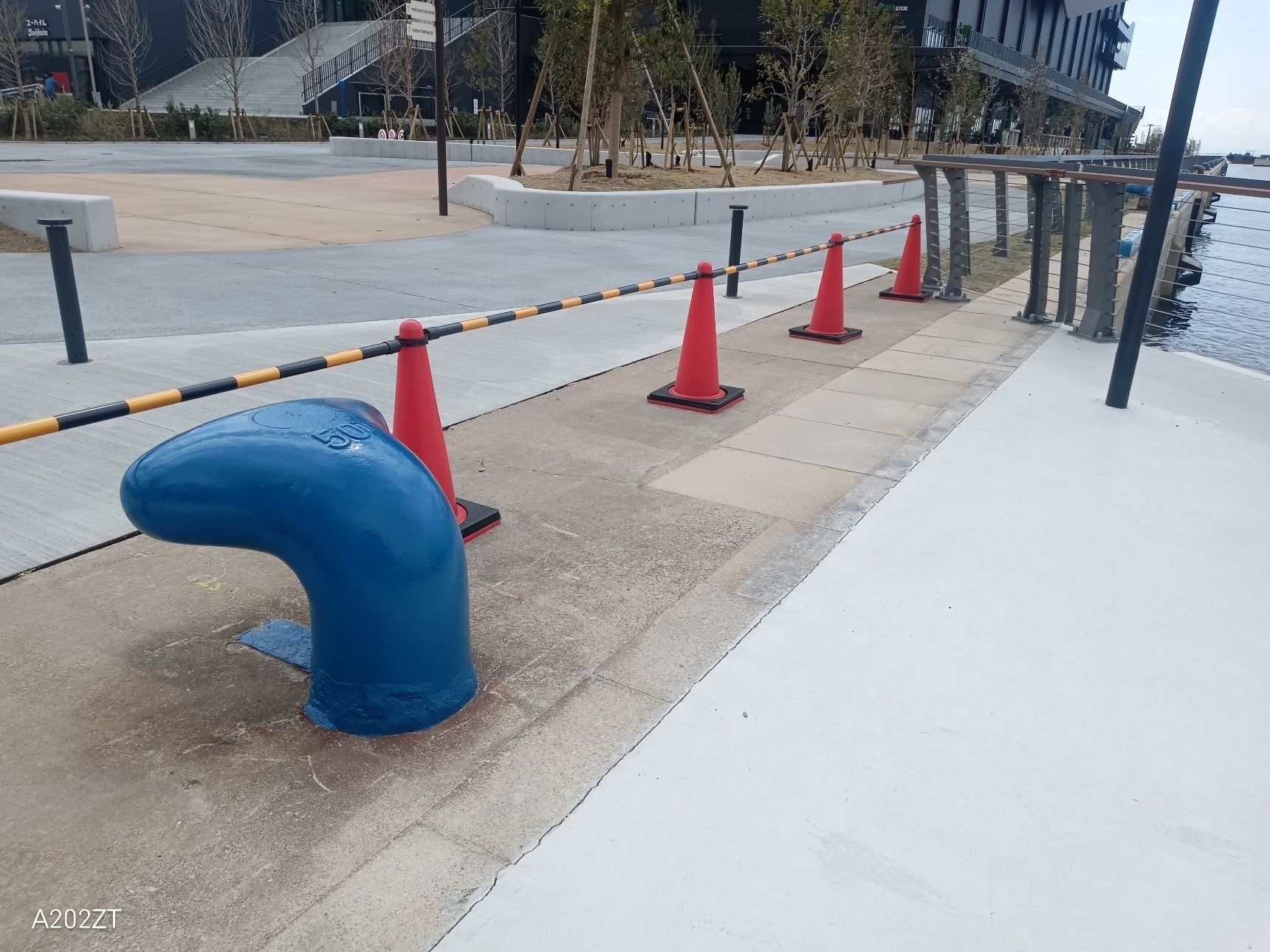 船を係留する為の青いボラード（bollard）が、ぽつんと残っています。