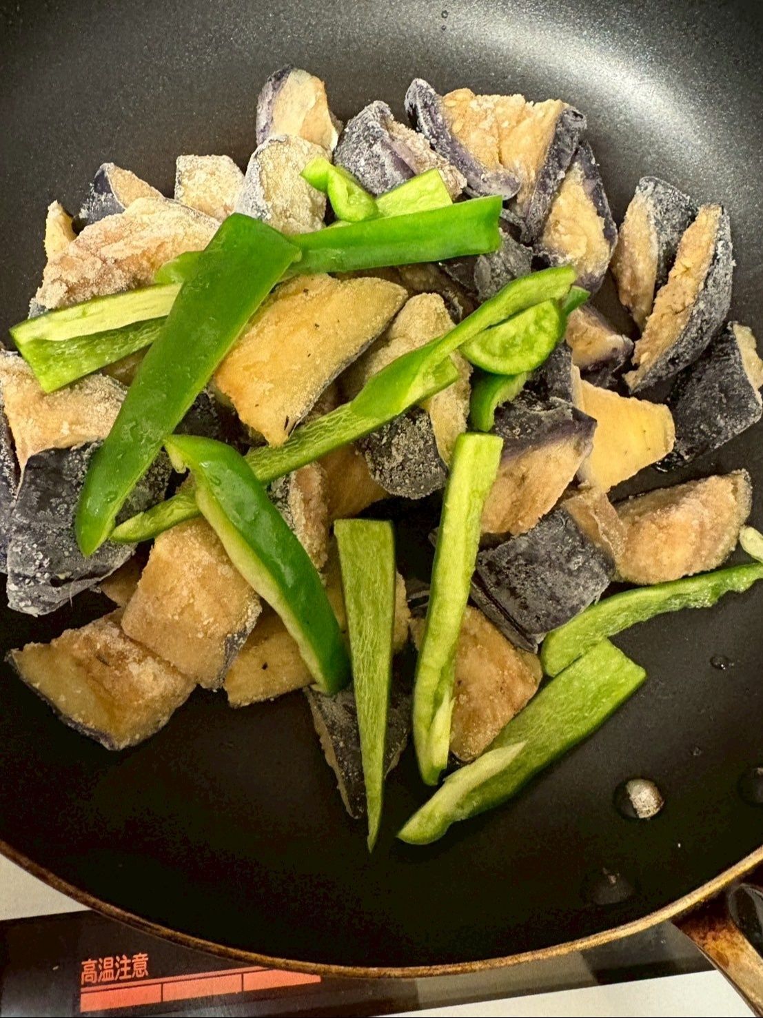 油で揚げてあるので、そのままで炒めます！