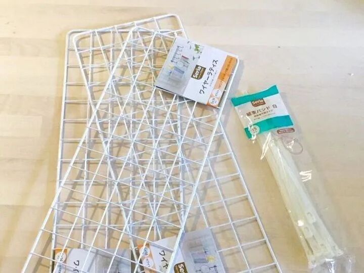 〈100均〉ワイヤーネットと結束バンドで「隠し収納」が完成!リビングのすっきりをキープしてくれますよ♪