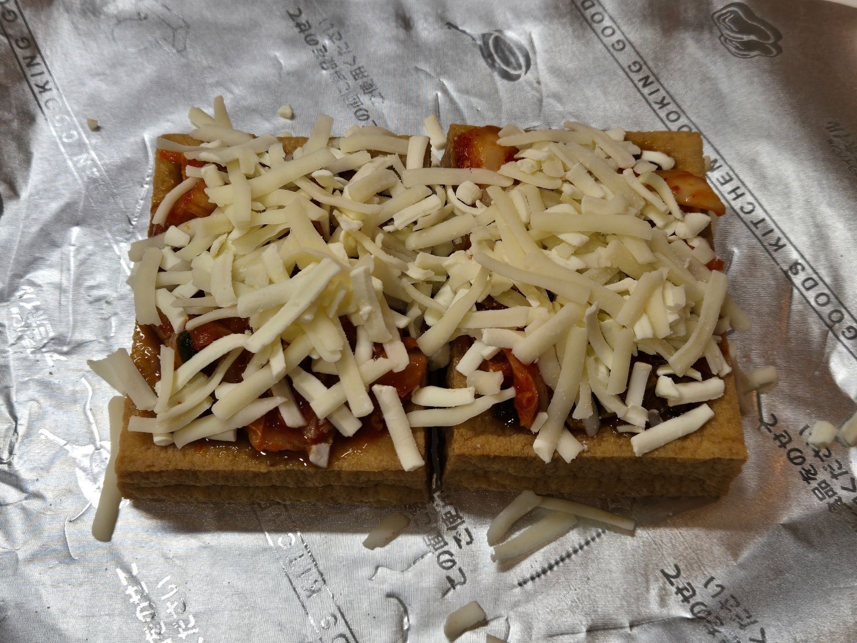 厚揚げに具材をのせる