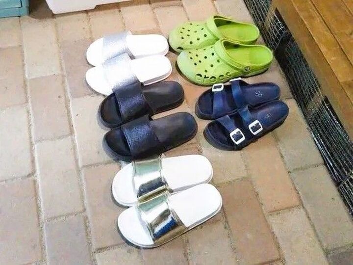 玄関に置きっぱなし「ちょい履きサンダル」の目ウロコ収納術。まさかの100均アイテムが大活躍!