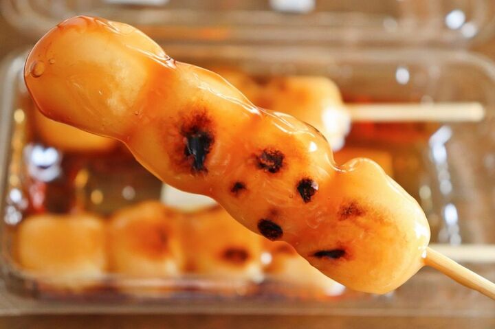 食べづらい「串だんご」を上手に食べる方法。こうすれば喉に刺さらず、口の周りもベタベタになりませんよ♪