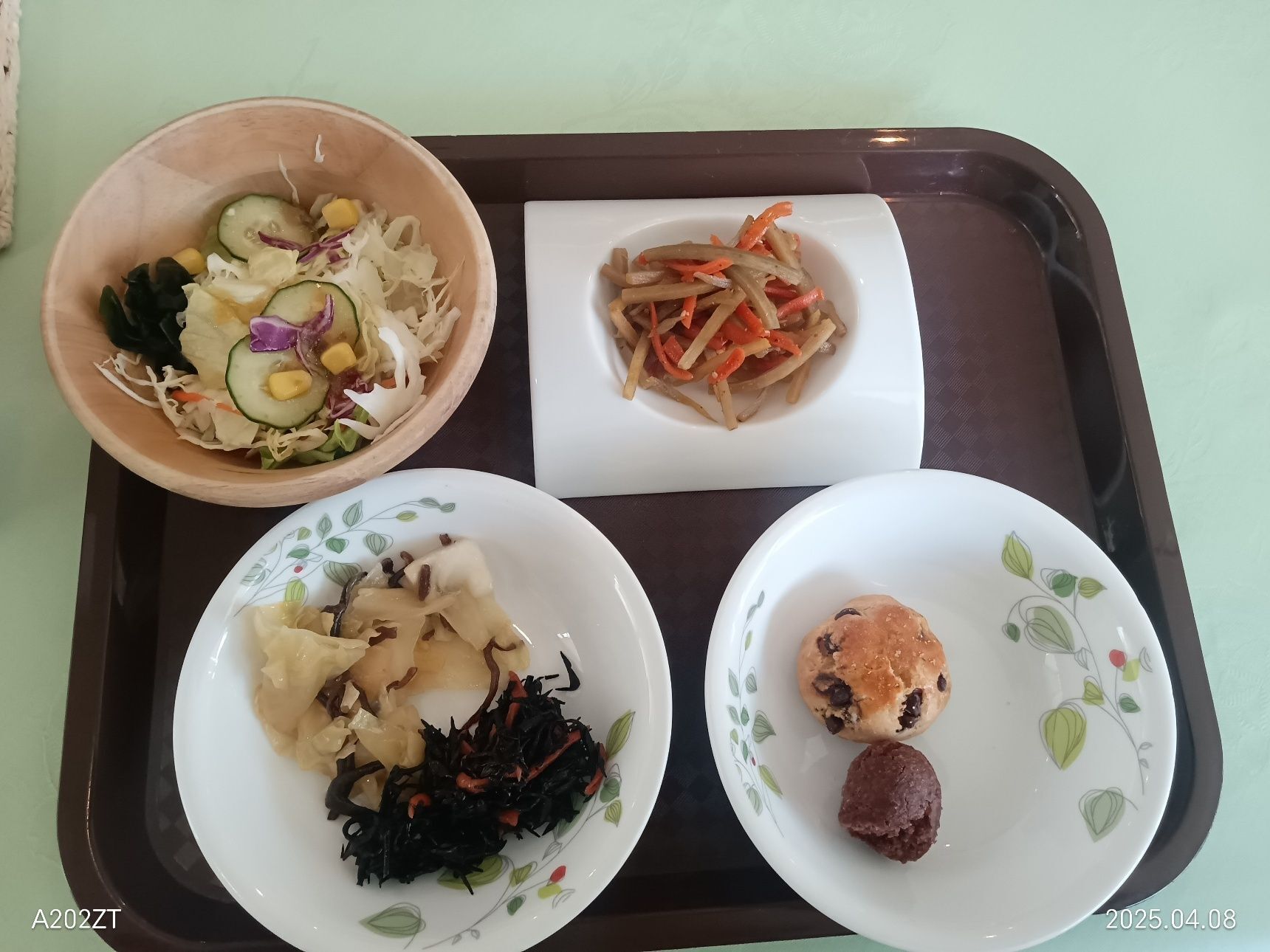 buffetstyleサラダ、金平牛蒡、キャベツ塩こぶ、ひじき煮物、パン