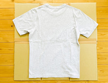 Tシャツが秒でぴしっと畳める！段ボールとガムテで作る「シャツたたみ機」が便利すぎて、お店でも使えばいいレベル♡