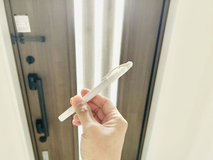 【セリア】ただのペンじゃない!「家族には前もって説明の必要性あり」玄関に置きたい便利アイテム