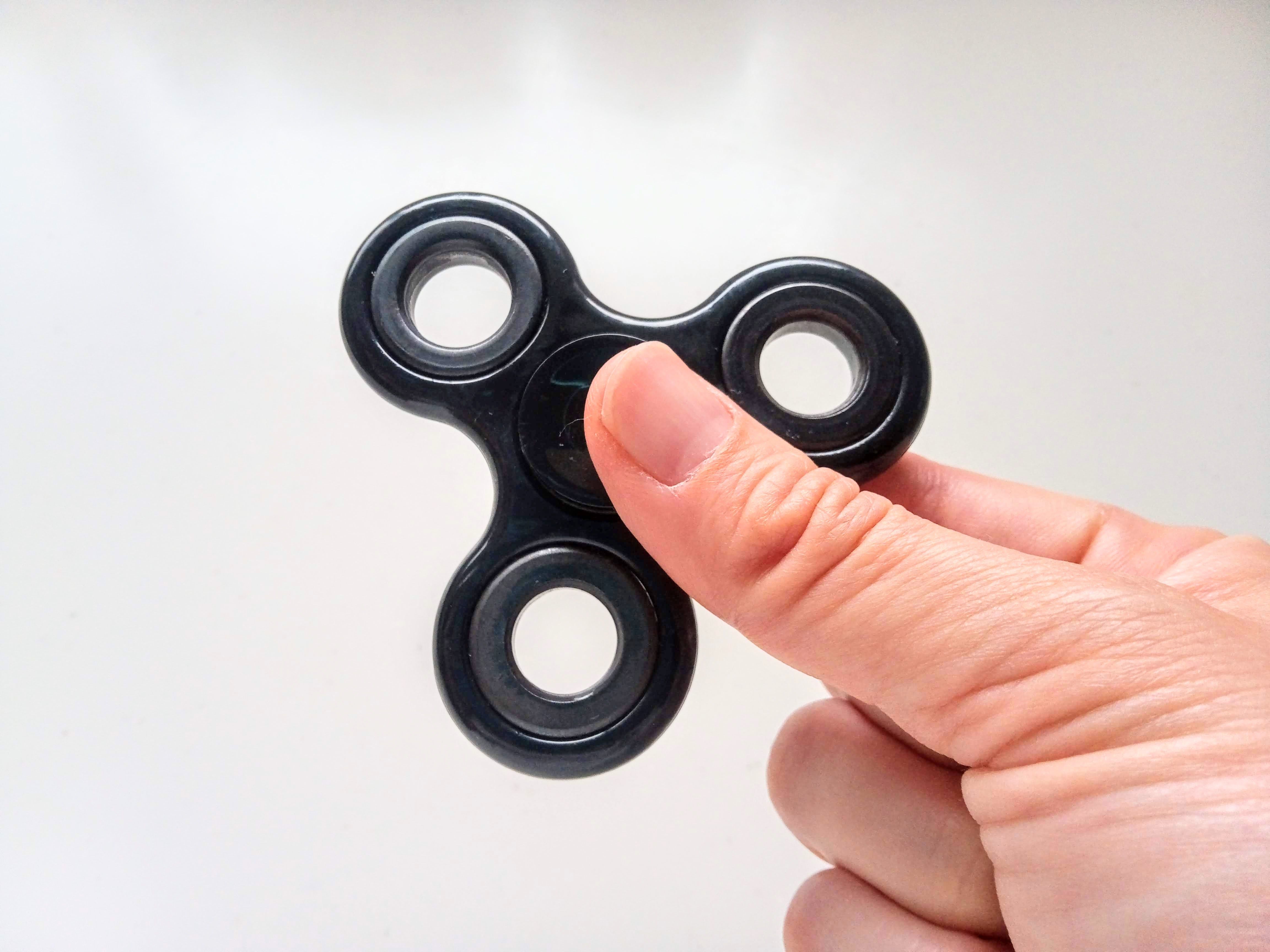 この手があったか！ハンドスピナー捨てなくて正解♡激せまスペースの便利収納を作れるよ