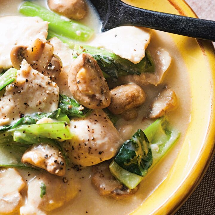 1枚80円の鶏むね肉で作る「鶏むね肉と小松菜のクリーム煮」の作り方。ホワイトソース缶で簡単に♪ 冷凍作り置きもどっさりできます!