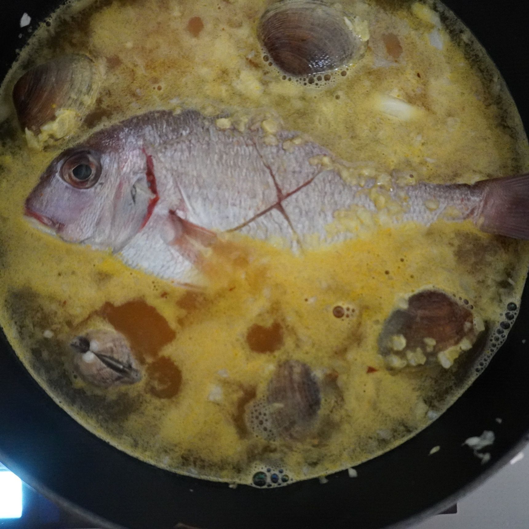 水、昆布茶、鯛、あさり、海老を加える