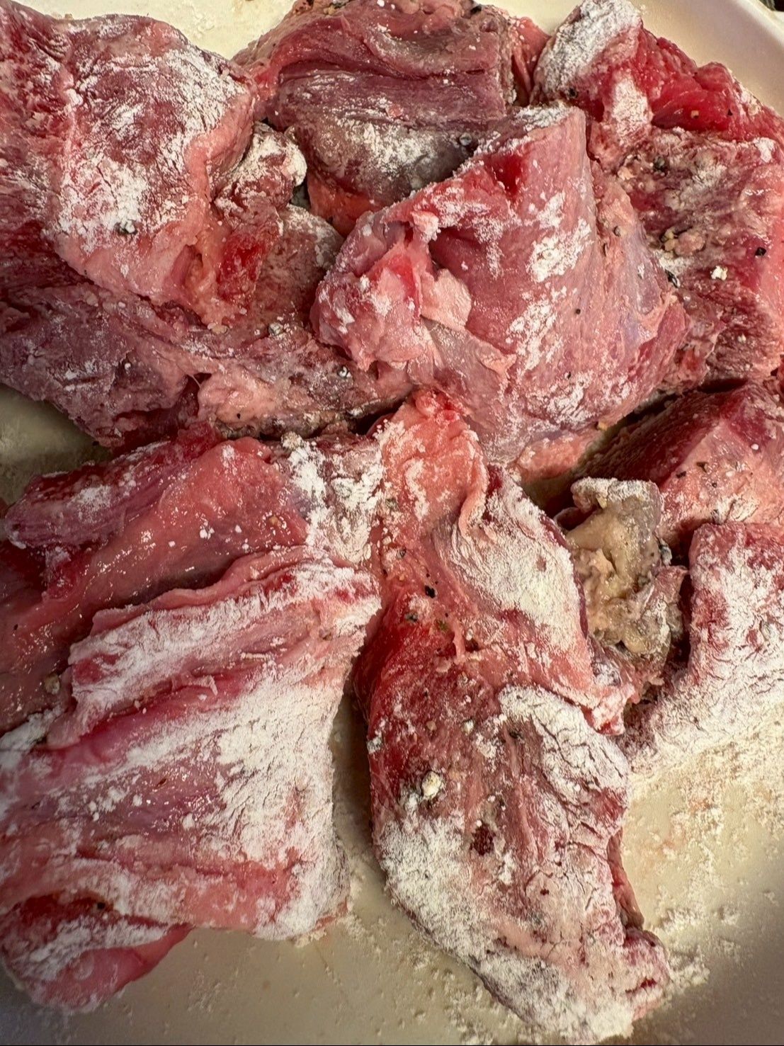すね肉は塩コショウしてから粉をまぶしておきます