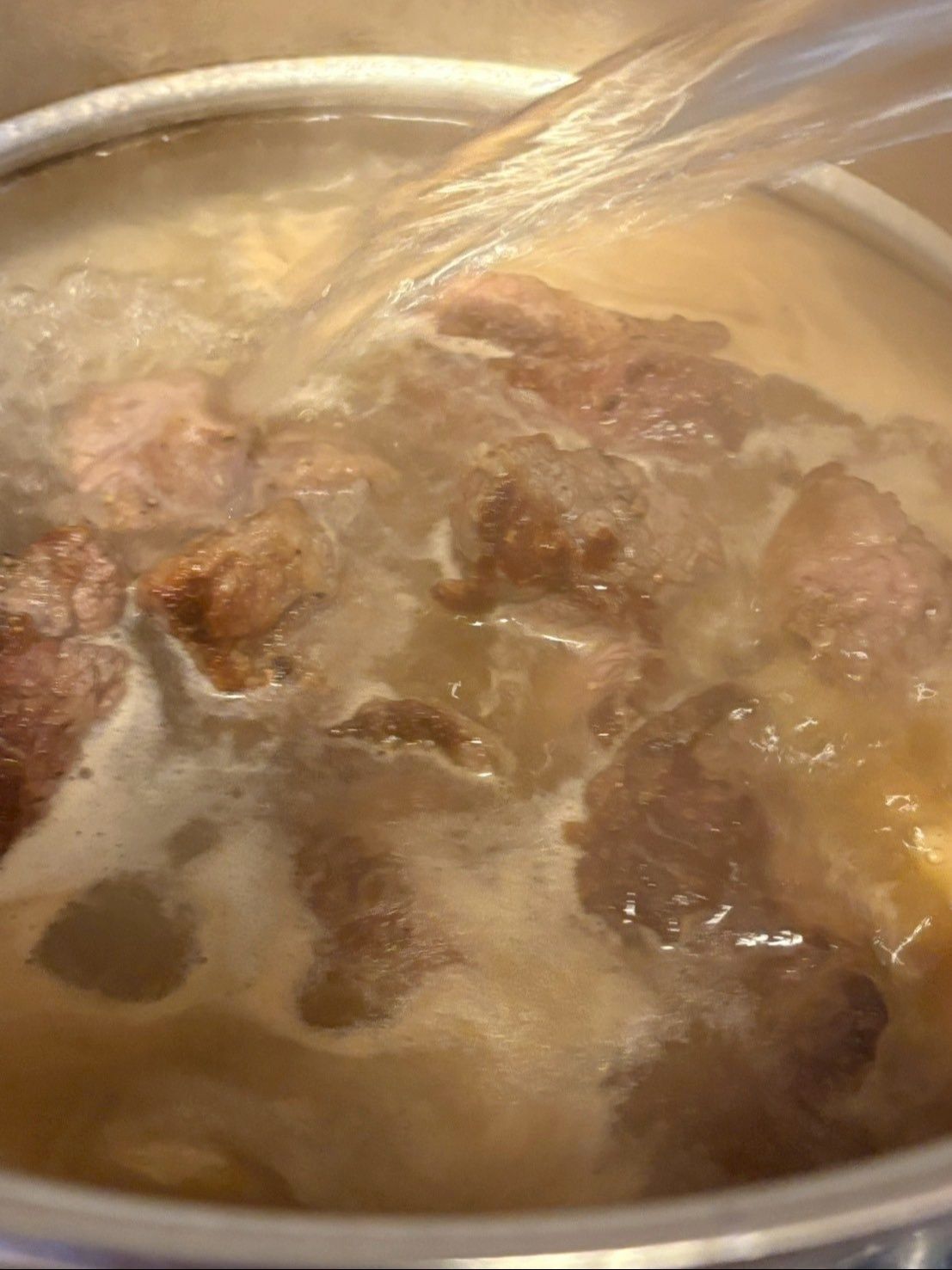 たっぷりの熱湯を注ぎ、煮込み始めます！