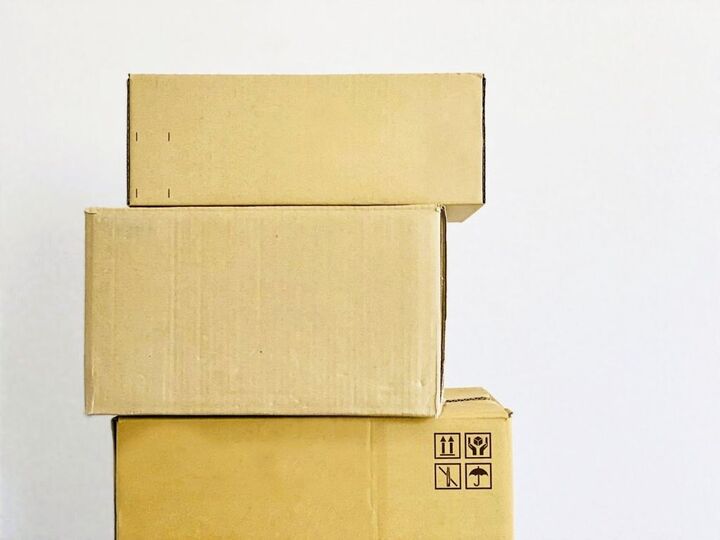 カッターもはさみも使わず「段ボール」を"一発"で開ける裏ワザ。スーパーやコンビニ店員さんならもはや常識!?