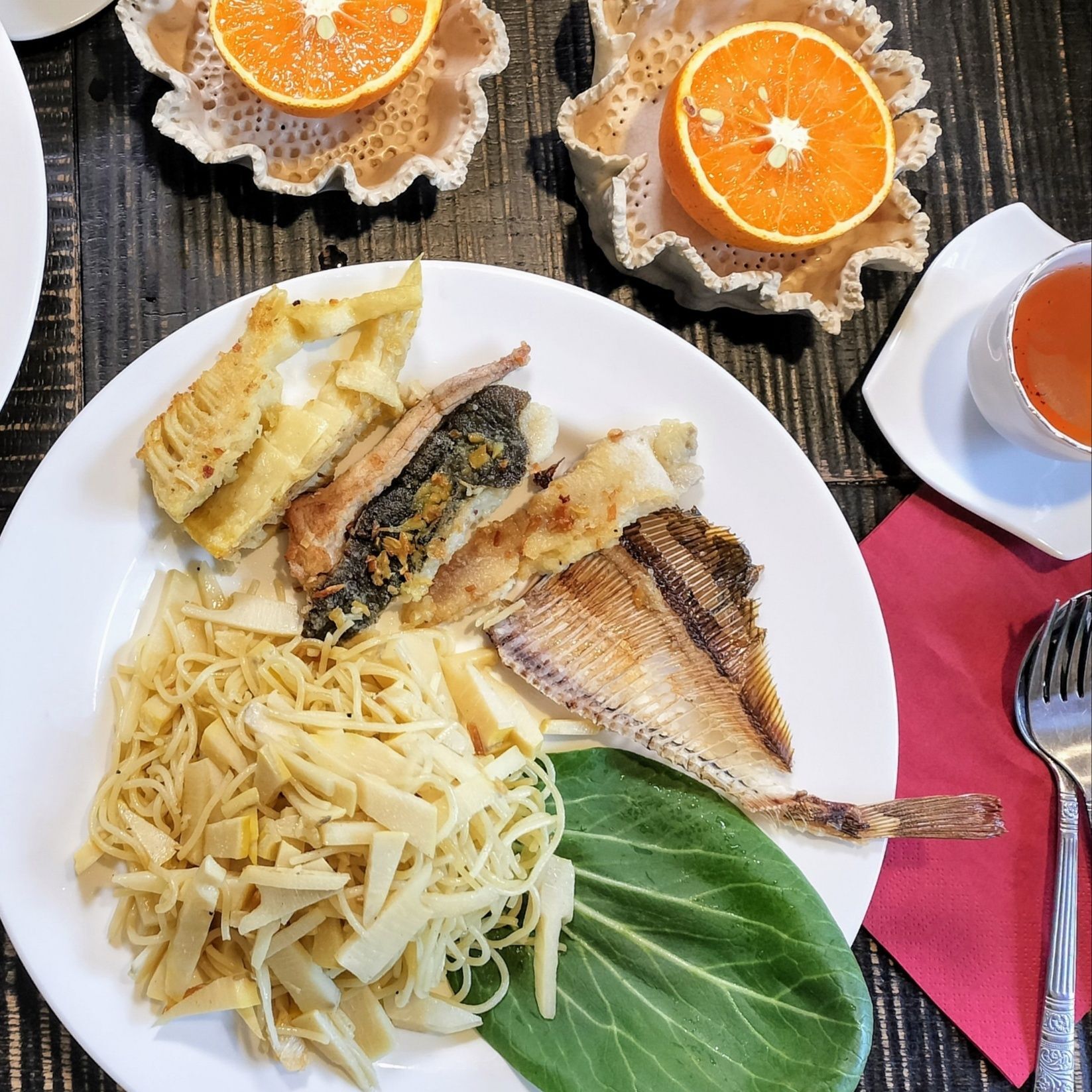 旬の野菜と魚！たけのこペペロンチーノ！カレイのガーリックソテー（身と卵）を崩して混ぜて食べる！