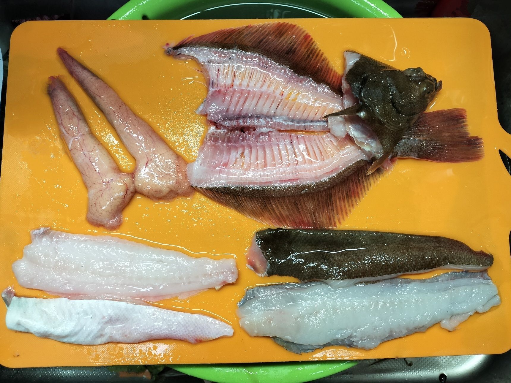 1．カレイを捌く（5枚おろし）→骨部分は縦半分に切って焼く