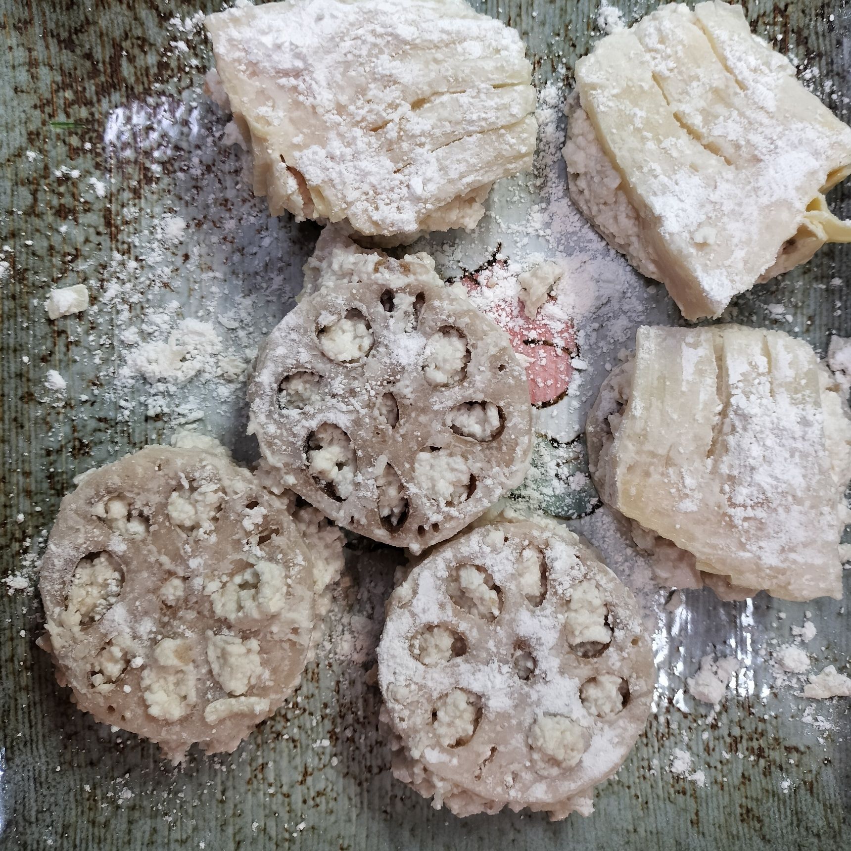 2．輪切りレンコンとスライスたけのこに小麦粉をまぶす→レンコンとたけのこで手順1のタネを挟む