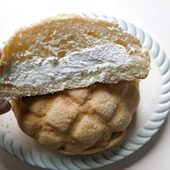 これ凄い！！ずっしり重い！クリームたっぷりメロンパン