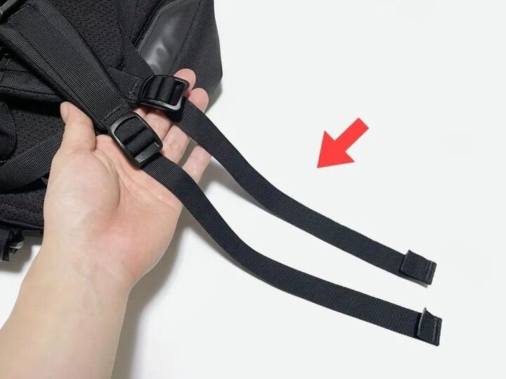 「リュックの紐、ブラブラして邪魔」問題は〈100均アイテム〉で解決!?使ってみると…超便利~!