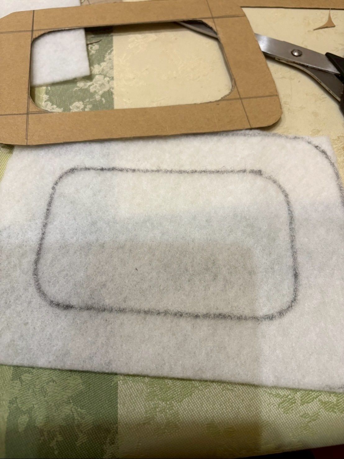 キルト用の綿にフレームの型を置いて印を付けます。