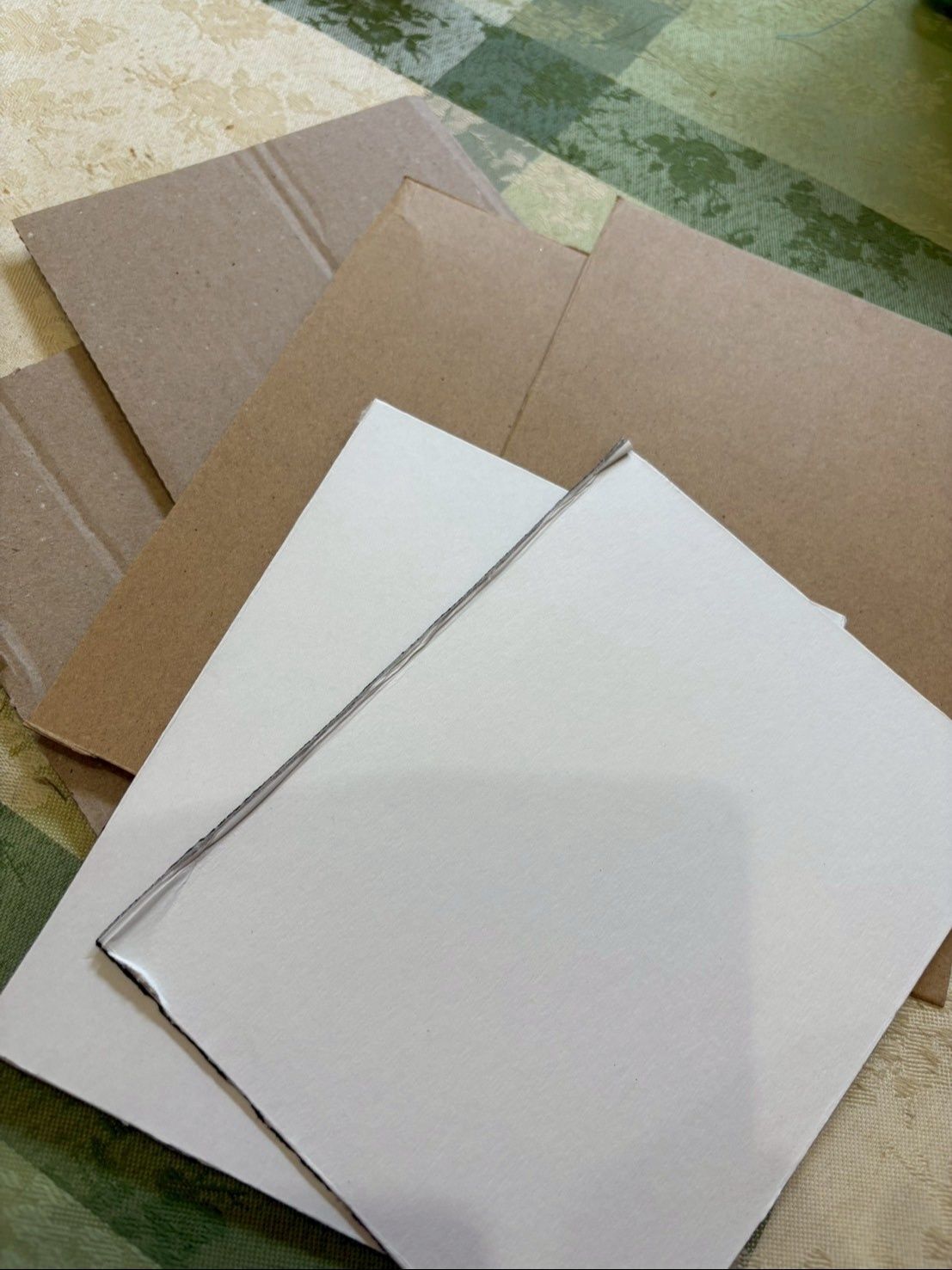 作りたい大きさの四角い厚紙を２枚ずつ用意します。