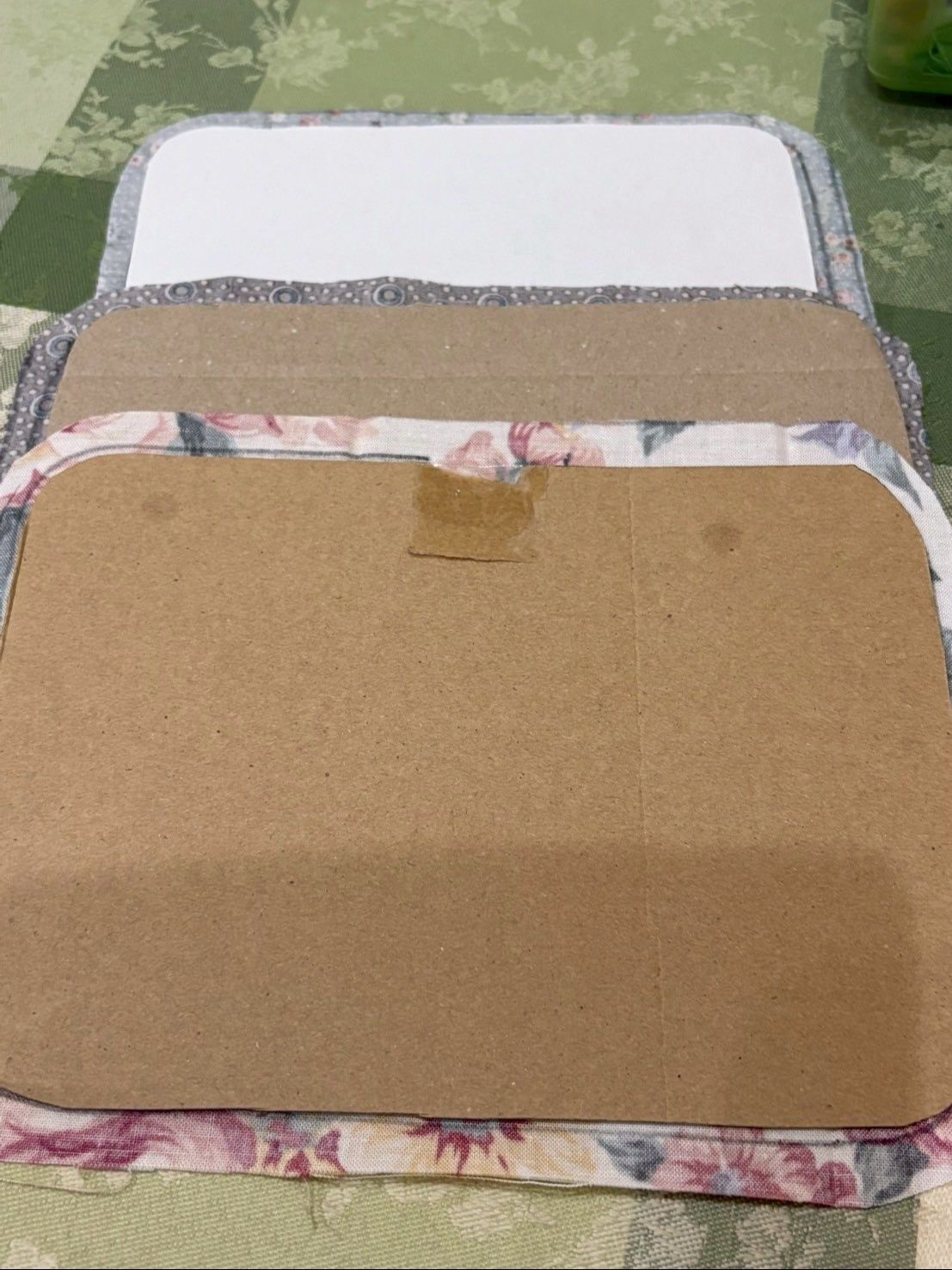 角を丸めてカットします。