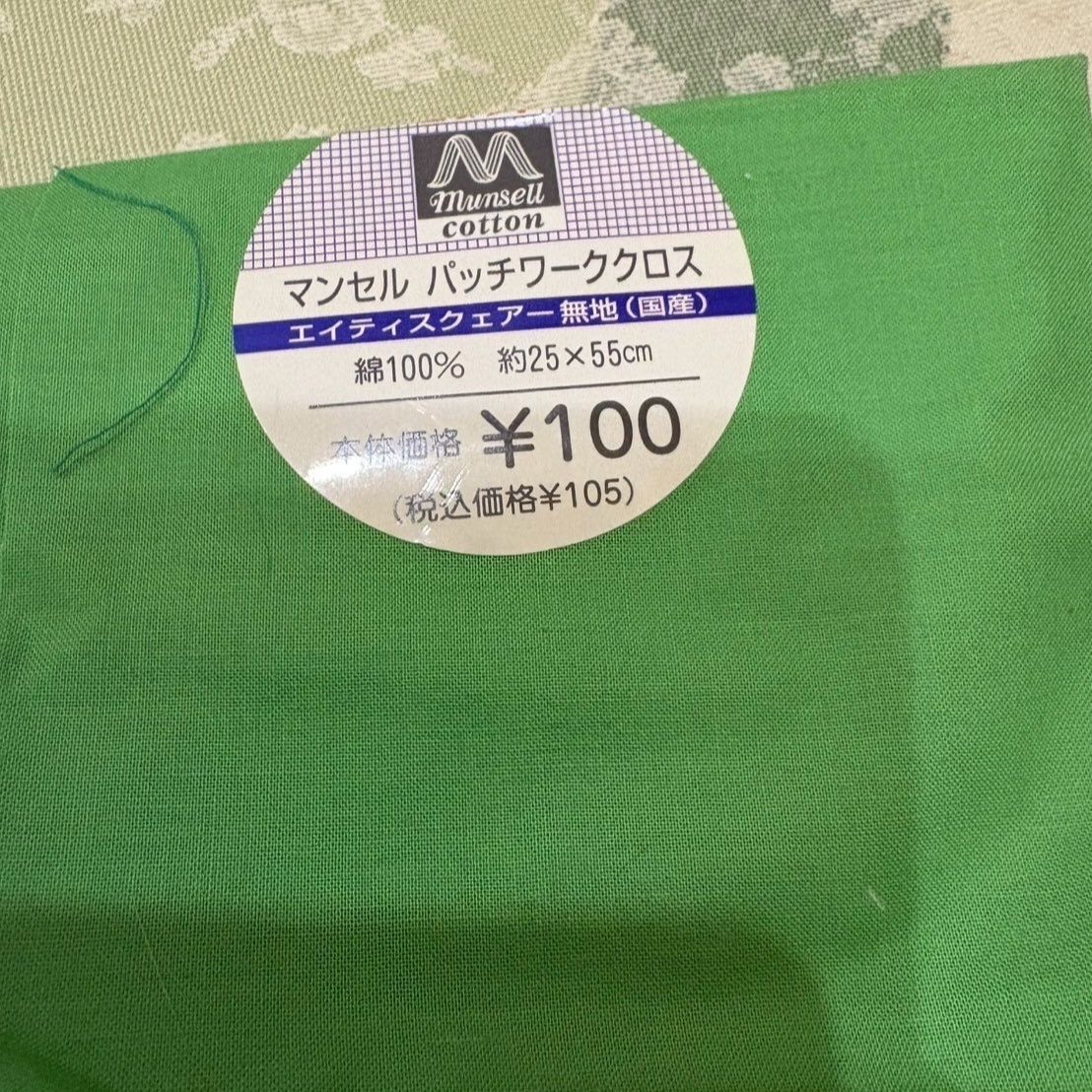 フレームの中も同じ柄が付いているとしつこくなるので、無地の布も用意しました。