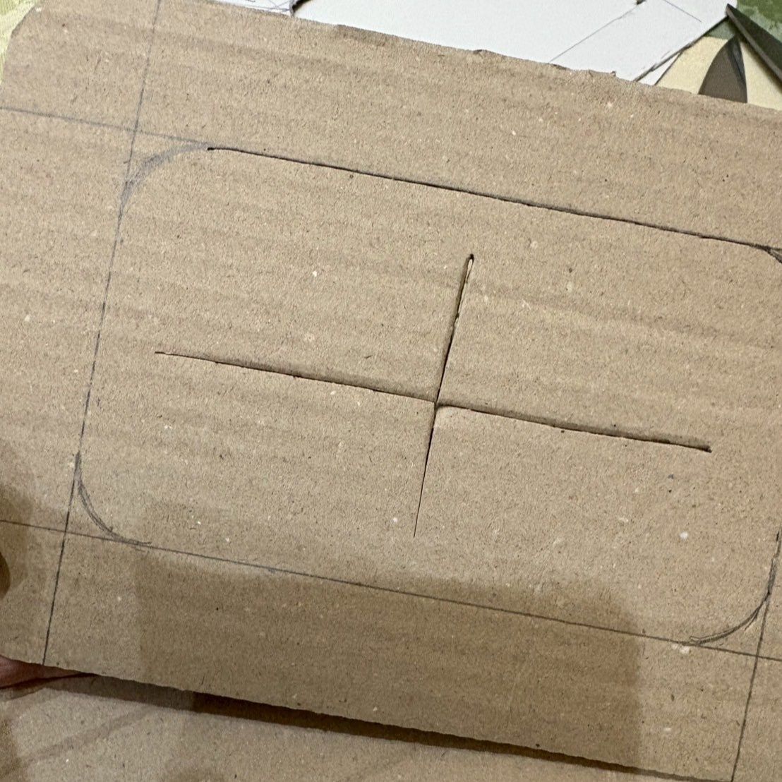 中を抜く時、段ボールなどはカッターで切れ目を入れて抜くと良いです。