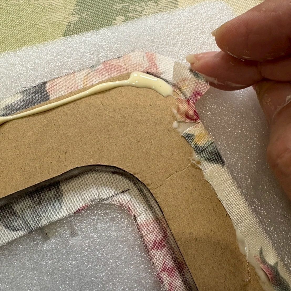 切り込みを手前から順番に倒し、なるべく厚みが出ない様に伏せ込んでください。