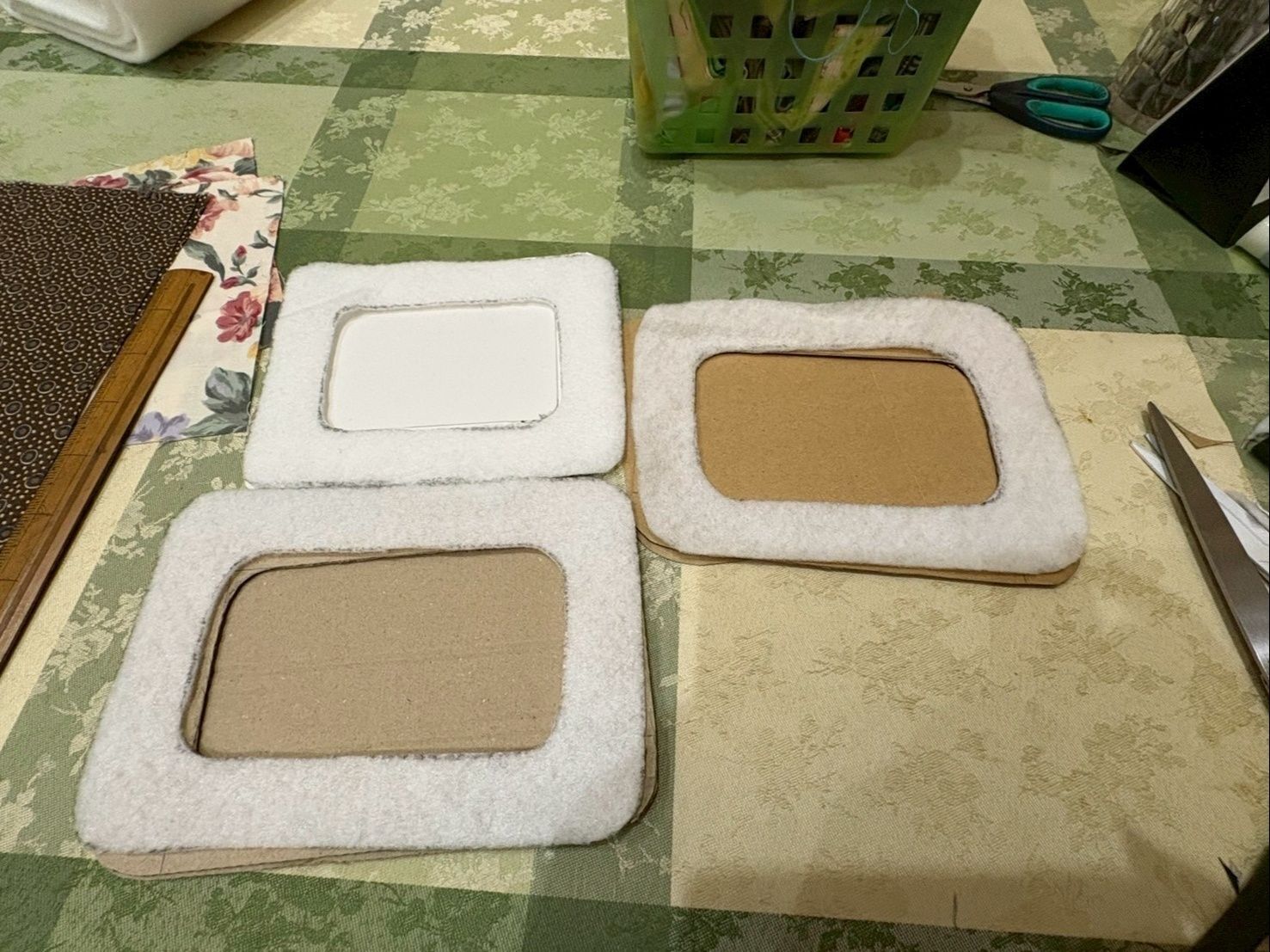 ３つとも裏の台とフレーム型とキルト綿を乗せたところです。