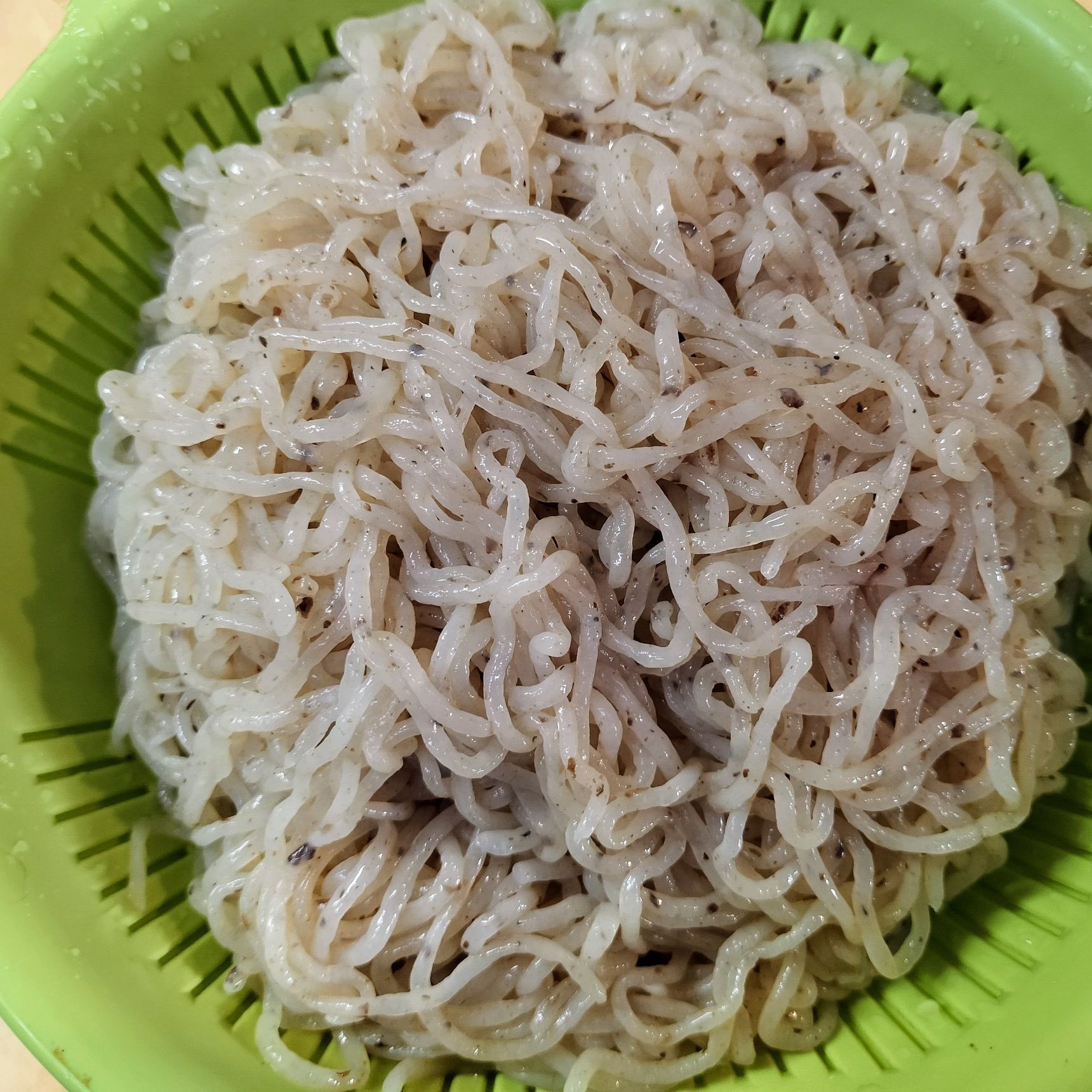 1.生芋しらたきを下茹でする→ザルにあけ、流水で冷やす→しっかり水気をきる