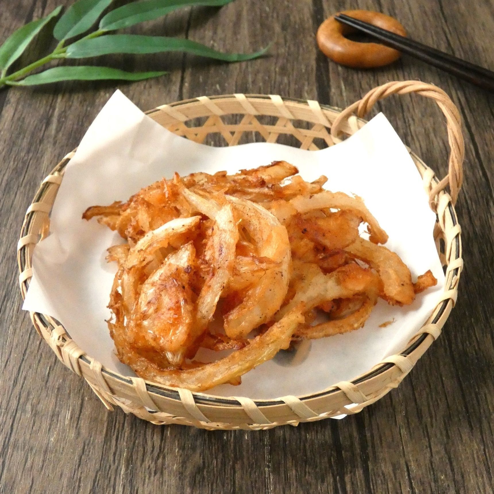 米粉でサクサク！「新玉葱と桜エビのかき揚げ」