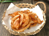 米粉でサクサク！「新玉葱と桜エビのかき揚げ」