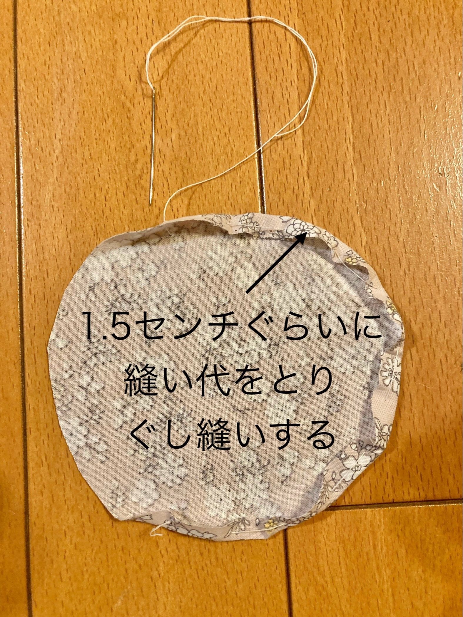 作り方①ハギレを直径11センチの円に28枚カッしヨーヨーキルトを作る。