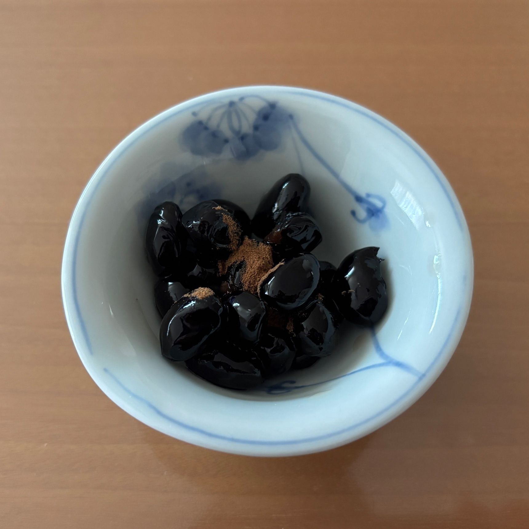  トッピングの黒豆にシナモンの風味を加えます。