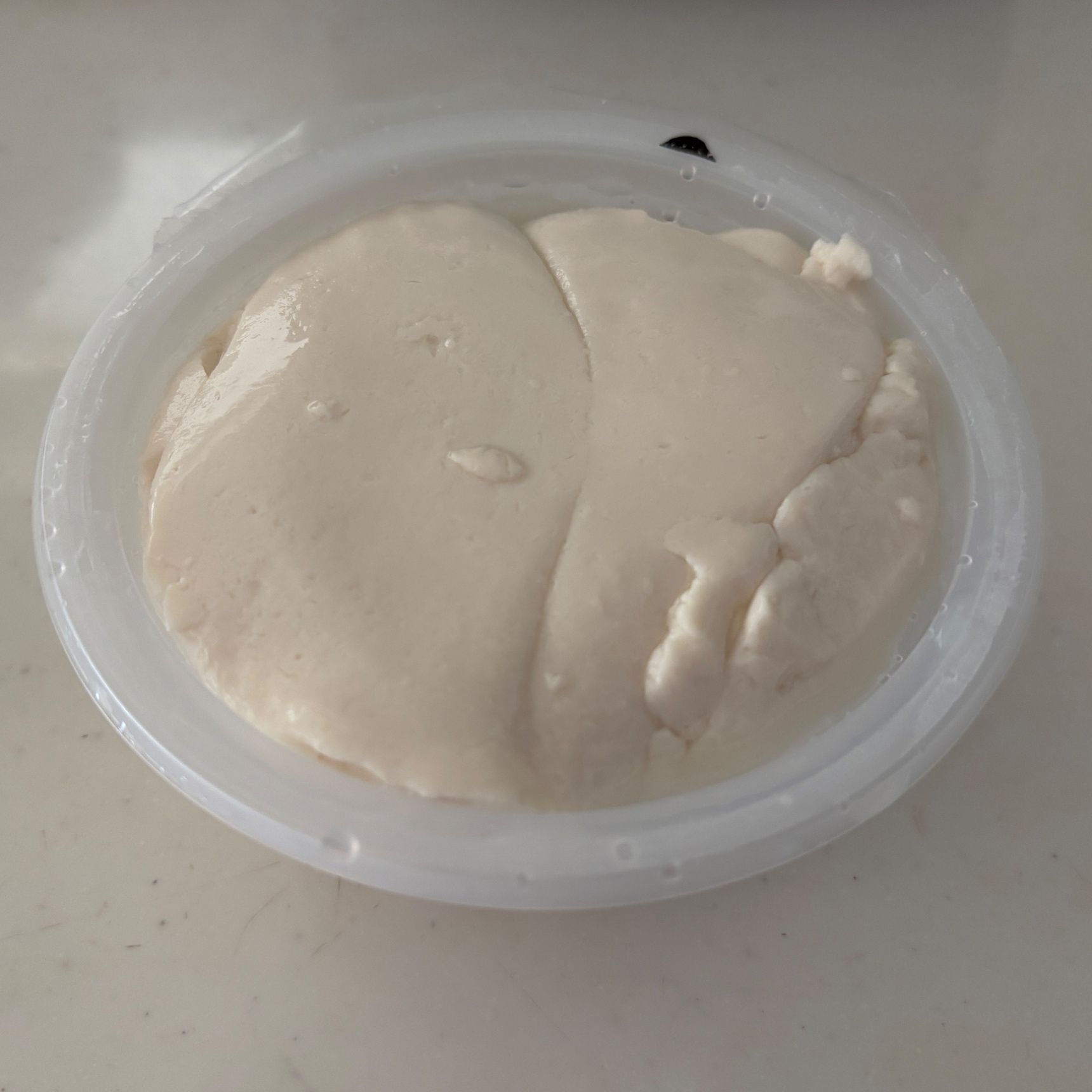 シロップの入った器におぼろ豆腐を盛ります。