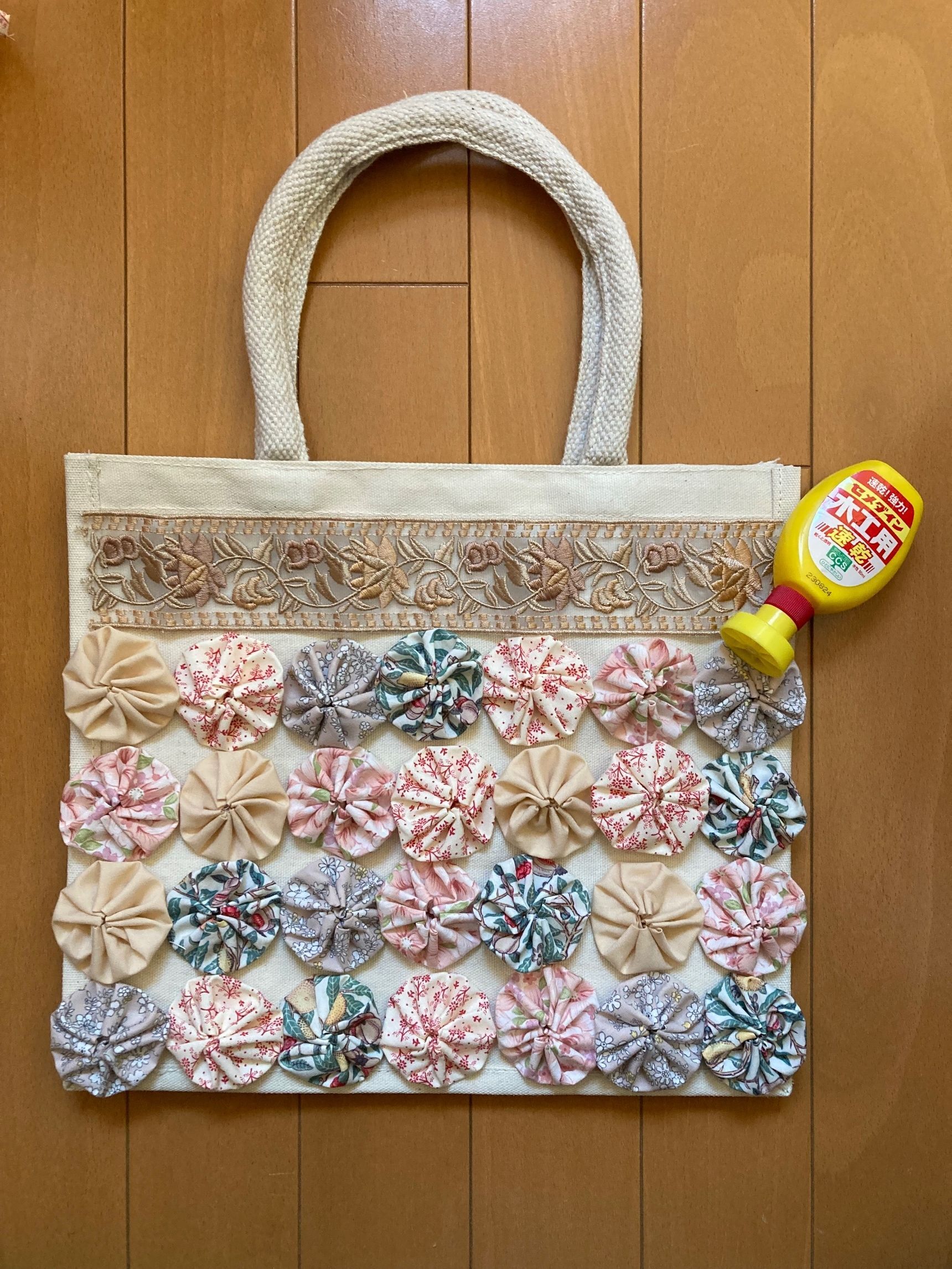 ④ヨーヨーキルトを貼り付ける。