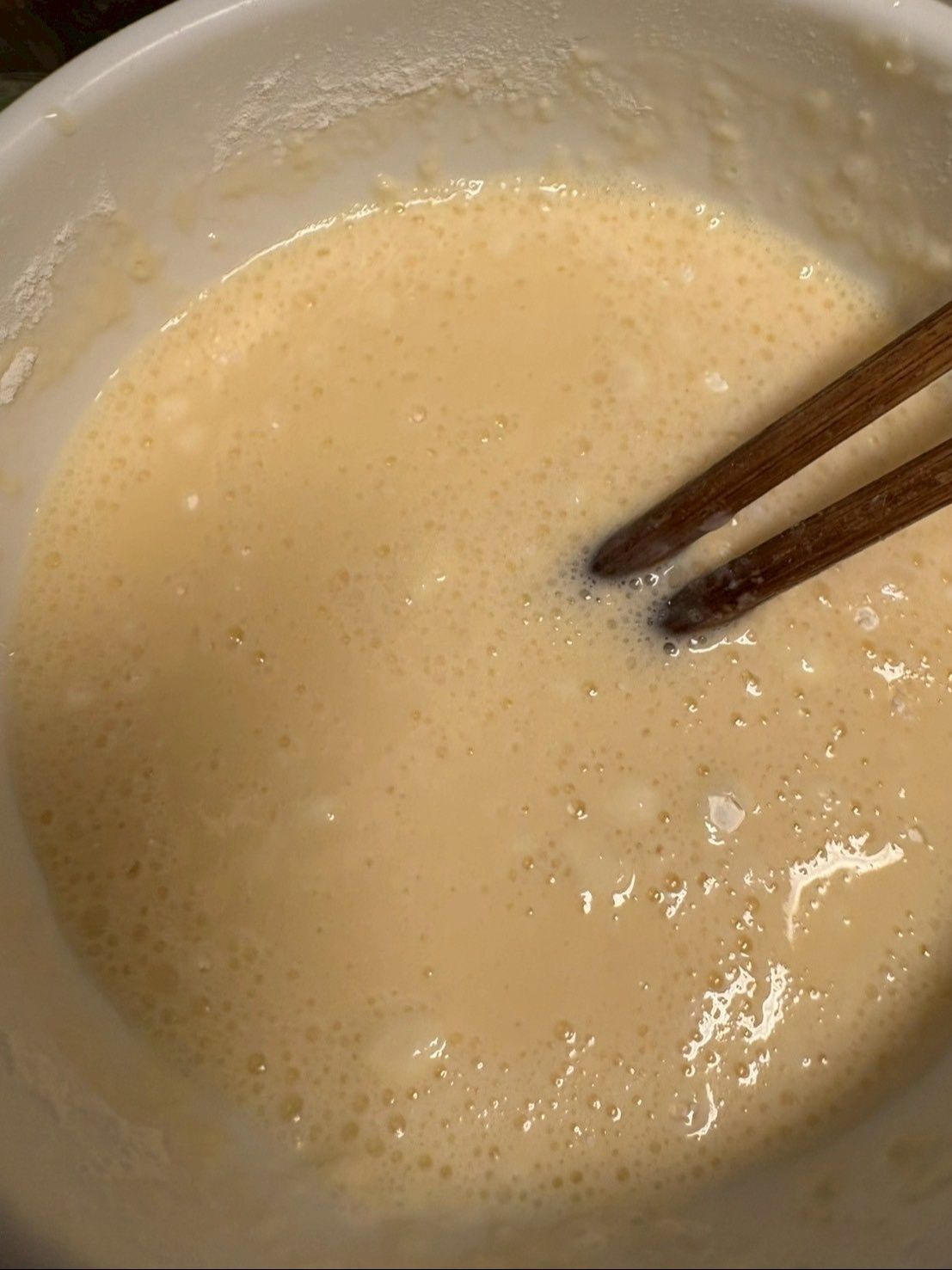 薄力粉を少しずつ入れて溶かしますが、ダマができても気にしない！