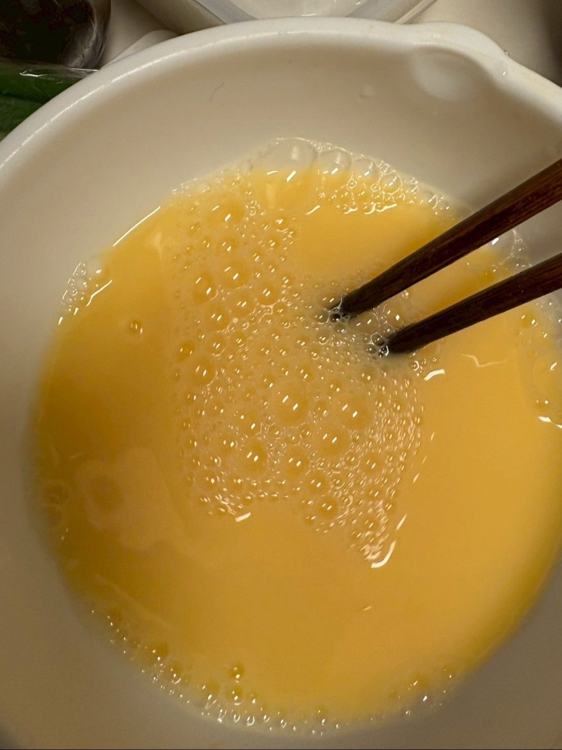 カップ1杯のお水に卵1個割りほぐします。