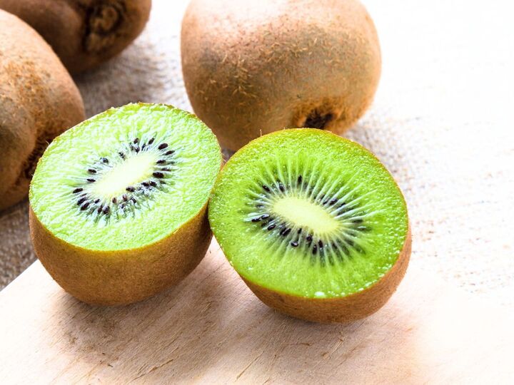 キウイの皮をペタッとするだけで…?驚きの裏ワザ試してみた!「今まで捨てていたことを後悔したわ…」