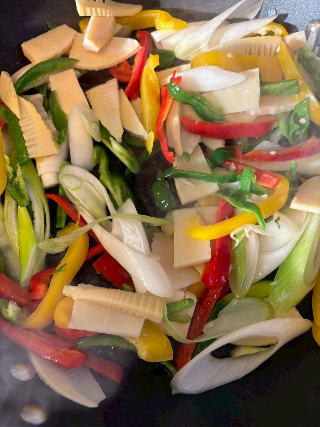 野菜は強火、少量の油でサッと炒めます！