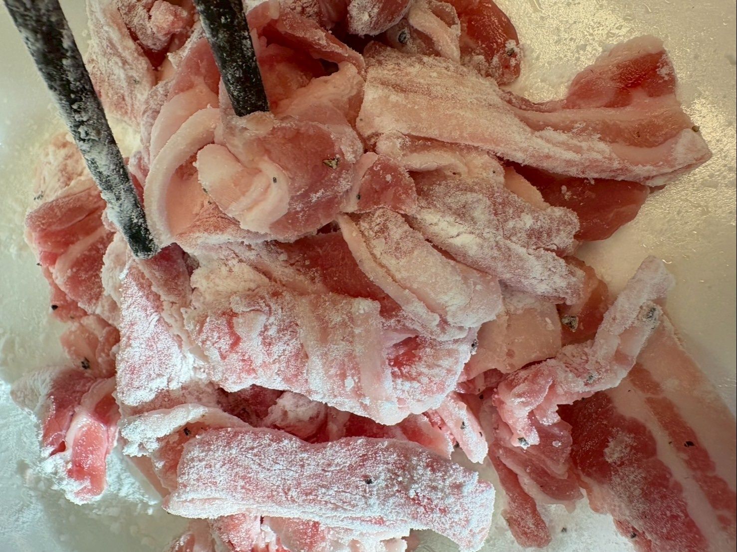 バラ肉は小口に切って塩コショウしてから片栗粉をまぶしておきます。