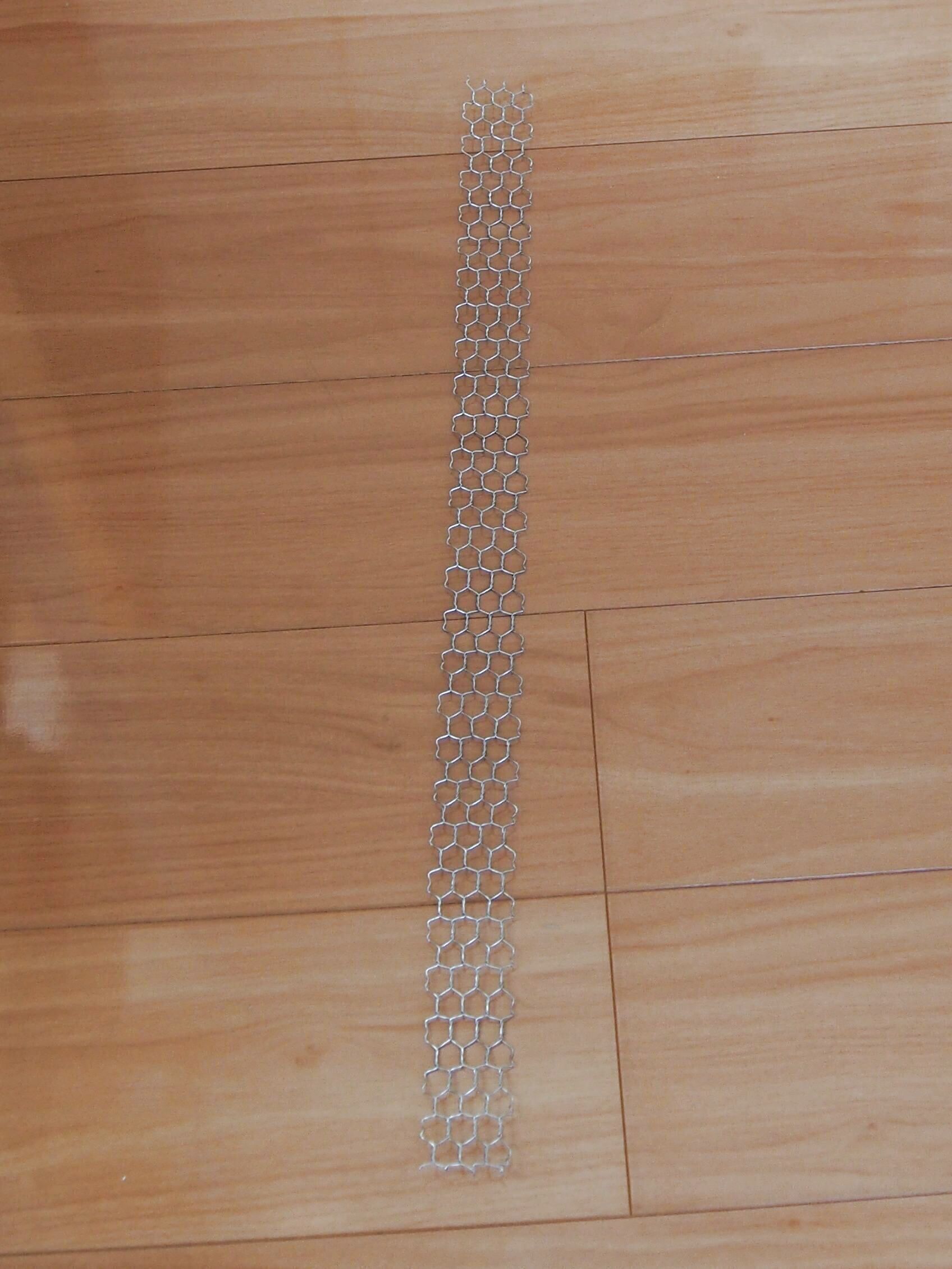 金網をハサミでカットします