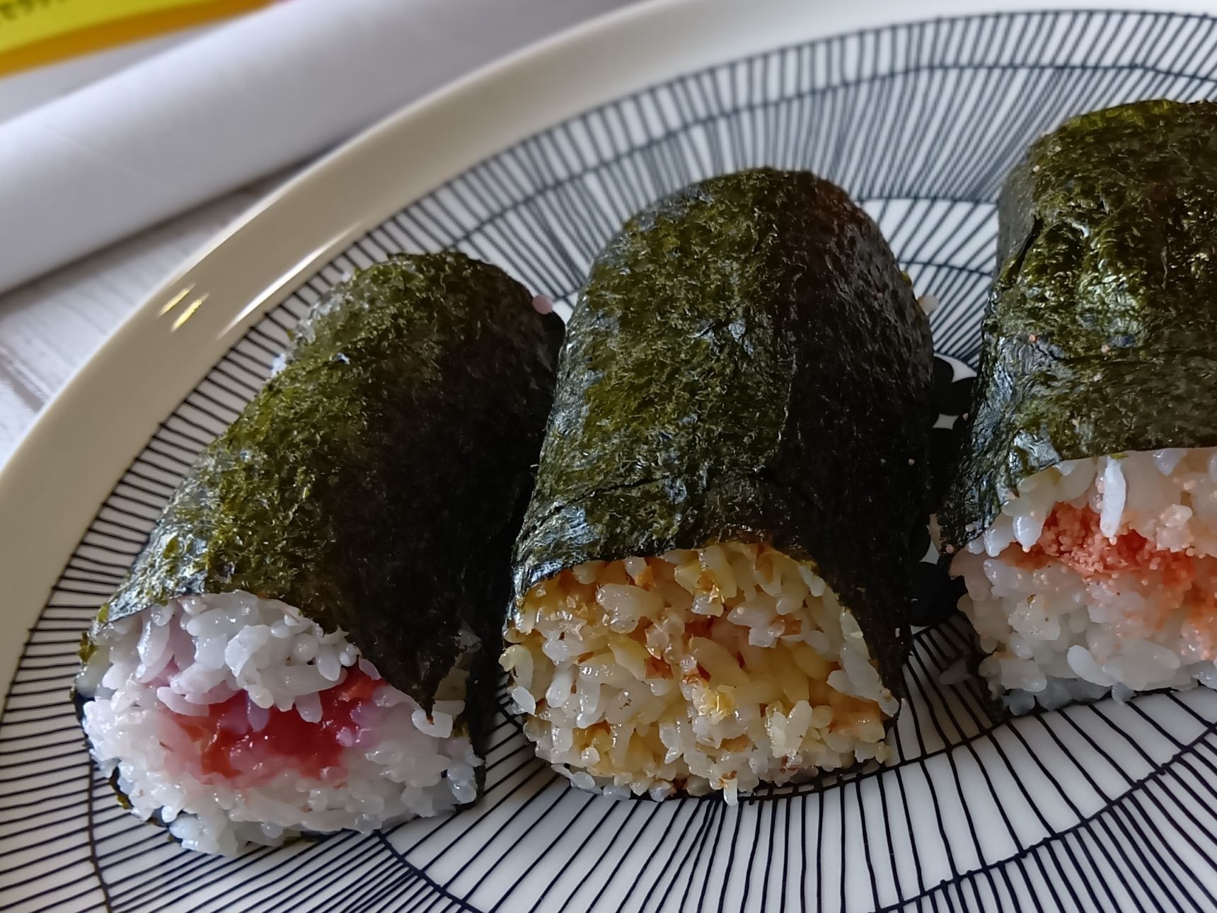 ほどよい大きさの巻きずし風おにぎりです！3種類のお味を楽しむことができますよ！