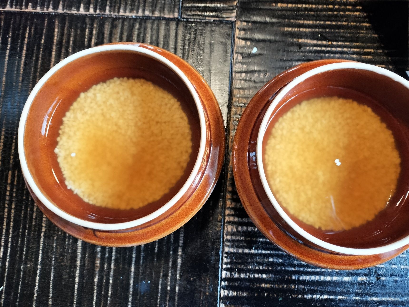 3.釜飯用の釜（2つ）に、それぞれ手順1のもち米（150gずつ）と手順2の煮汁（160㏄ずつ）入れる→15分ほど放置する