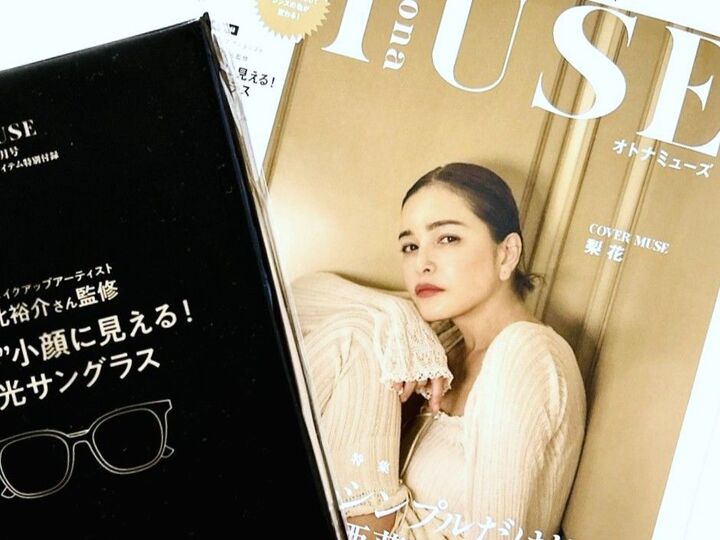 絶対絶対、完売しちゃう!!“去年よりもっと”小顔に見えるサングラスを〈付録〉でゲット!調光&ブルーライトカット機能つきで、超優秀です♡