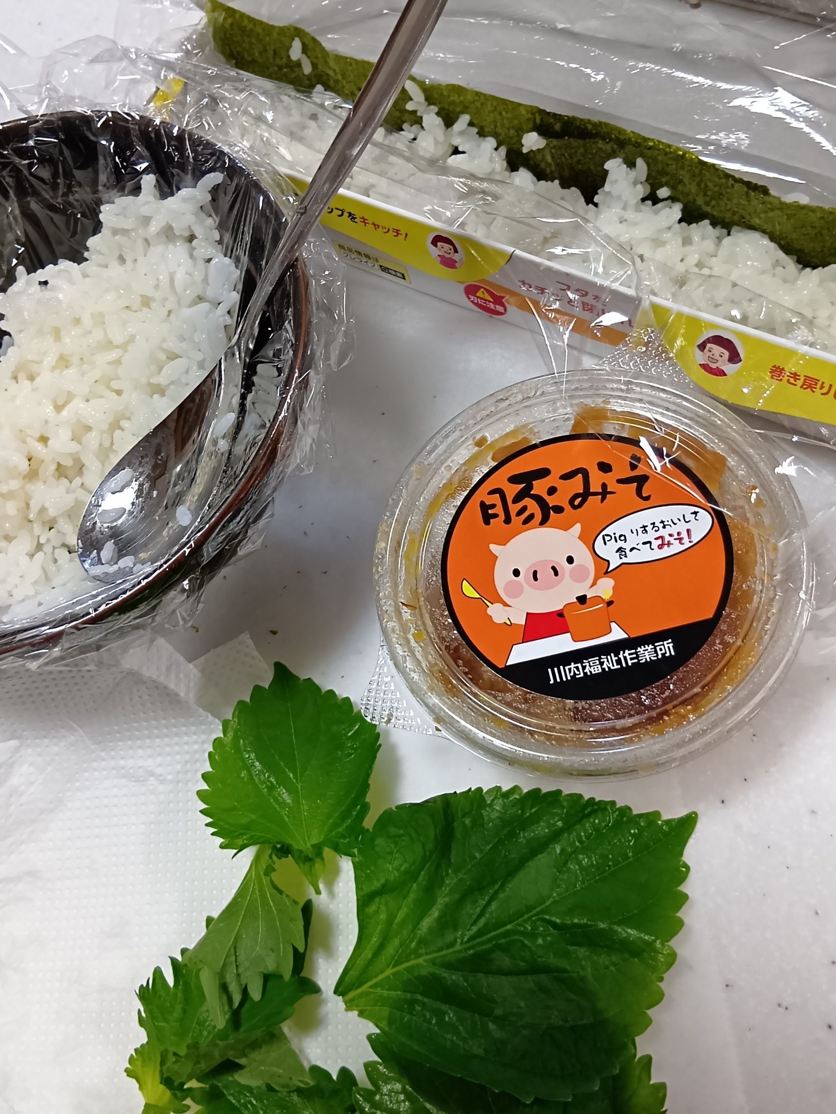 【巻きずし風おにぎり（豚みそ紫蘇味）】