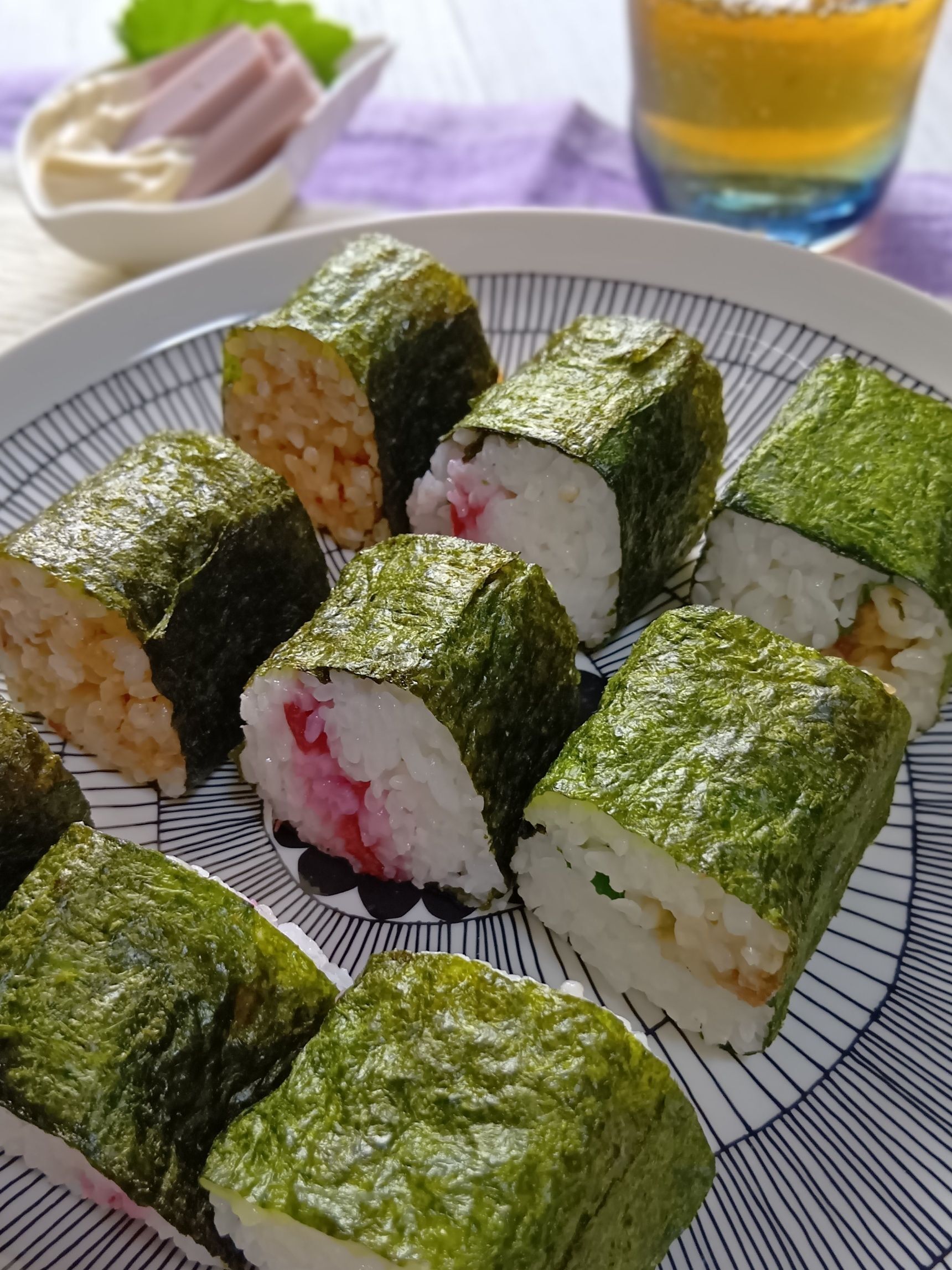 ほどよい大きさの巻きずし風おにぎりです！3種類のお味を楽しむことができますよ！