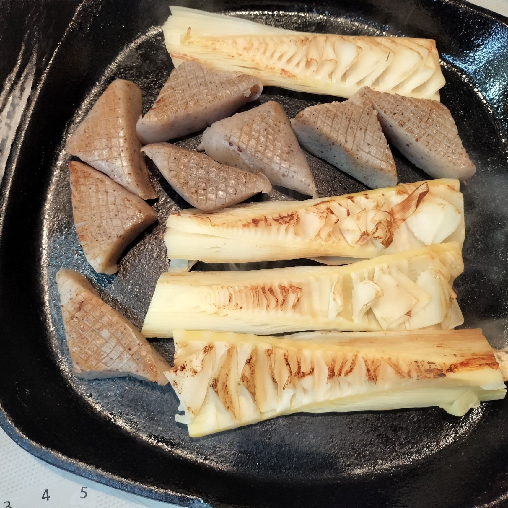 3.熱した鉄フライパンで両面を焼く（素焼き）
