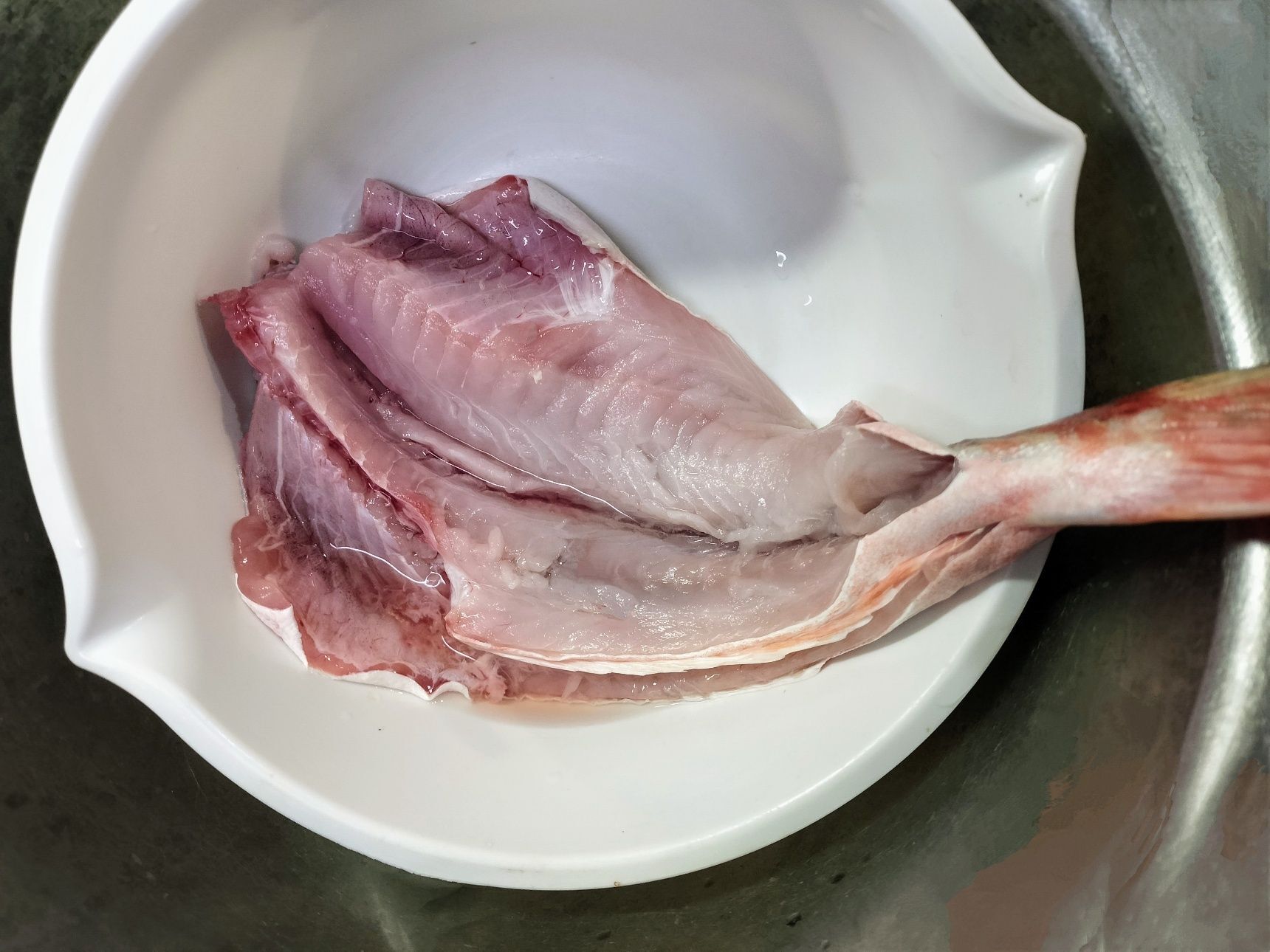 2、小さい（660g）ホウボウを捌く（鱗を取り、頭を切り落とし、内臓を取り出す→腹開き）→流水で綺麗に洗う