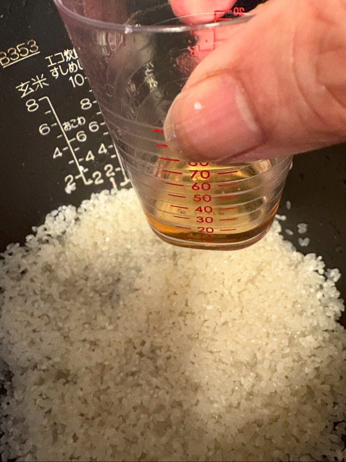 米を研いだら先に白だしを加え、ジャーのメモリまで水を入れます
