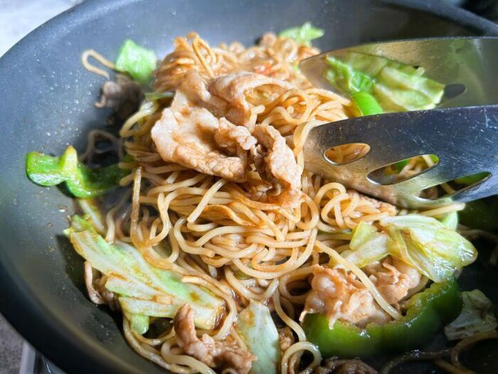 「焼きそばの麺はほぐしません!」達人が教える"本当に美味しい"焼きそばの作り方。これはめちゃウマです♡