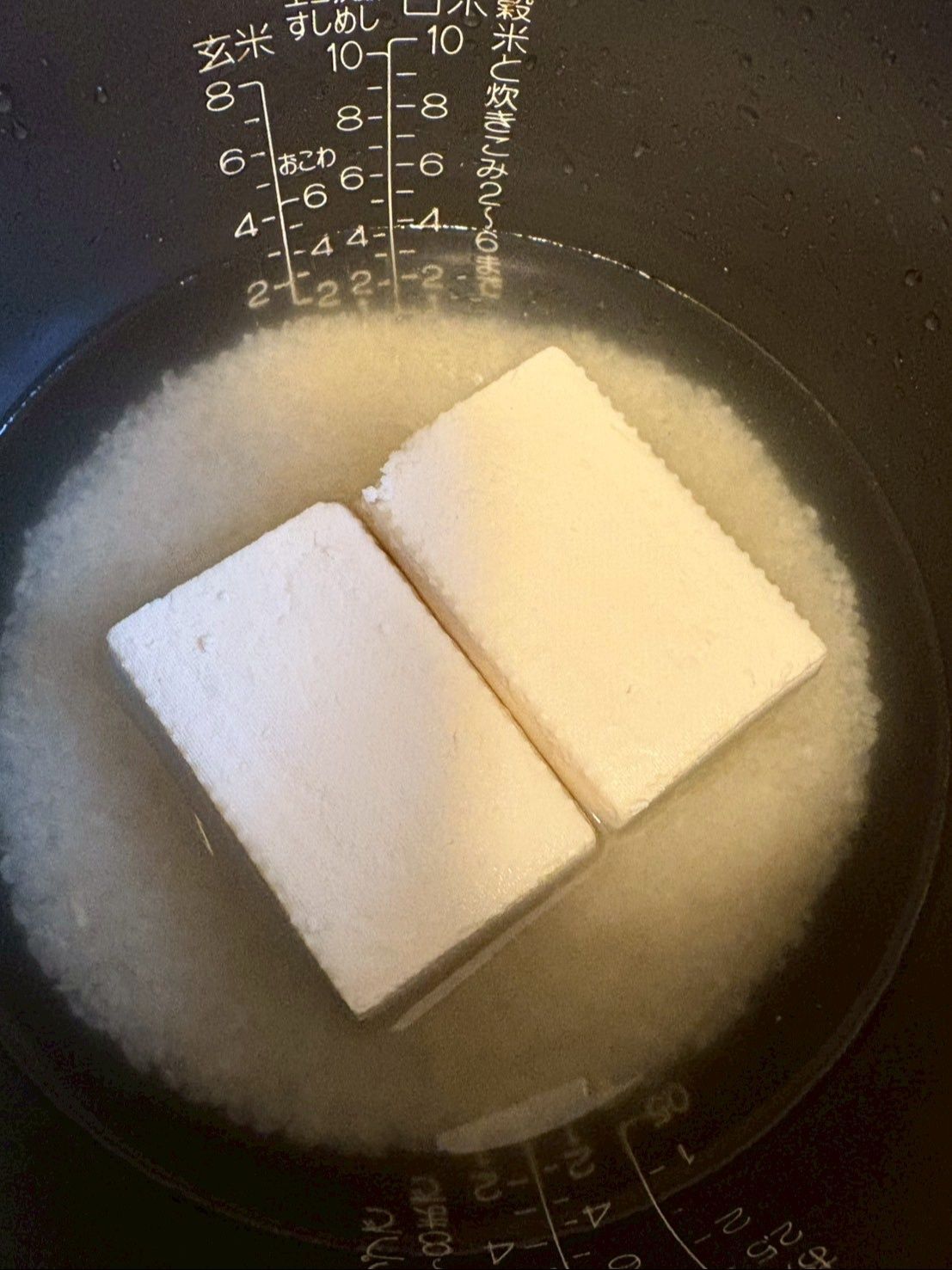 豆腐はキッチンタオルなどで水を良く拭きとってから投入してください！